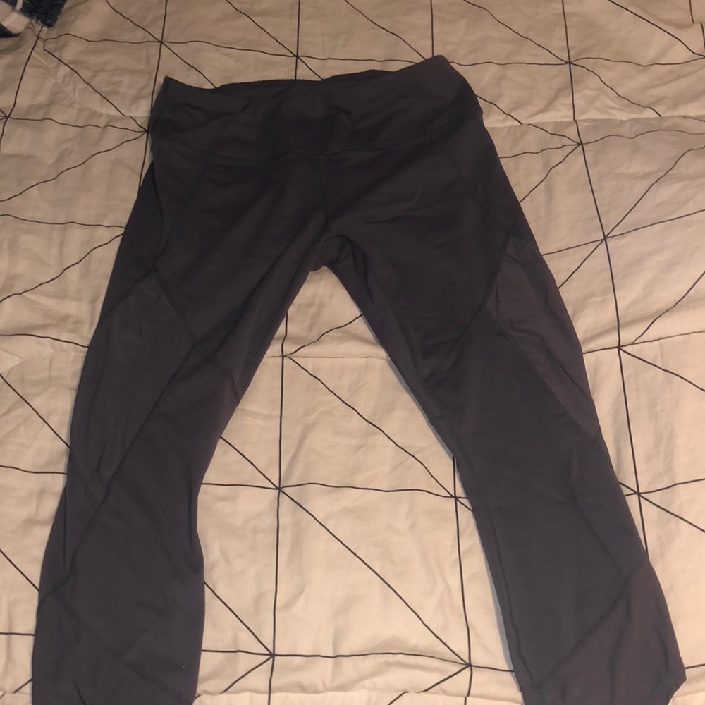 Bluish-gray capri leggings with netting